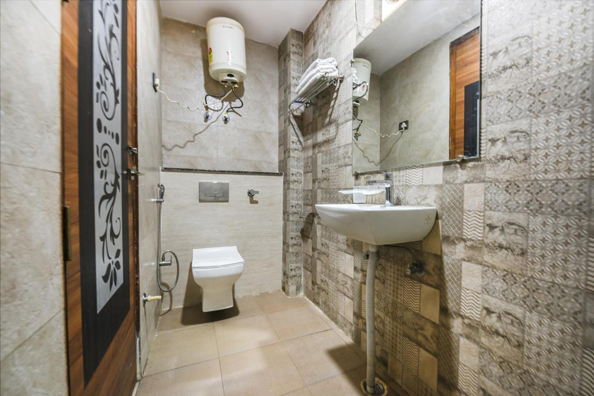 Fabhotel The Royal Residency