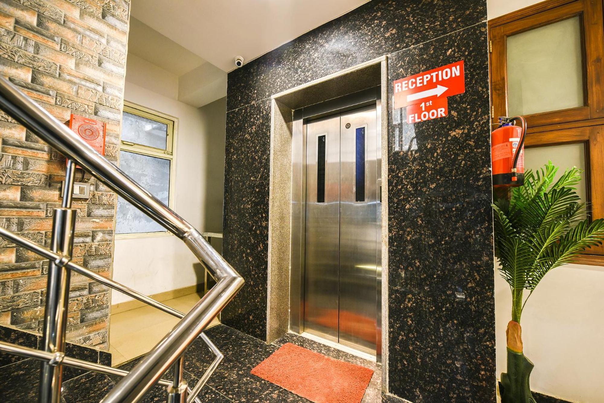 Fabhotel The Royal Residency 3*
